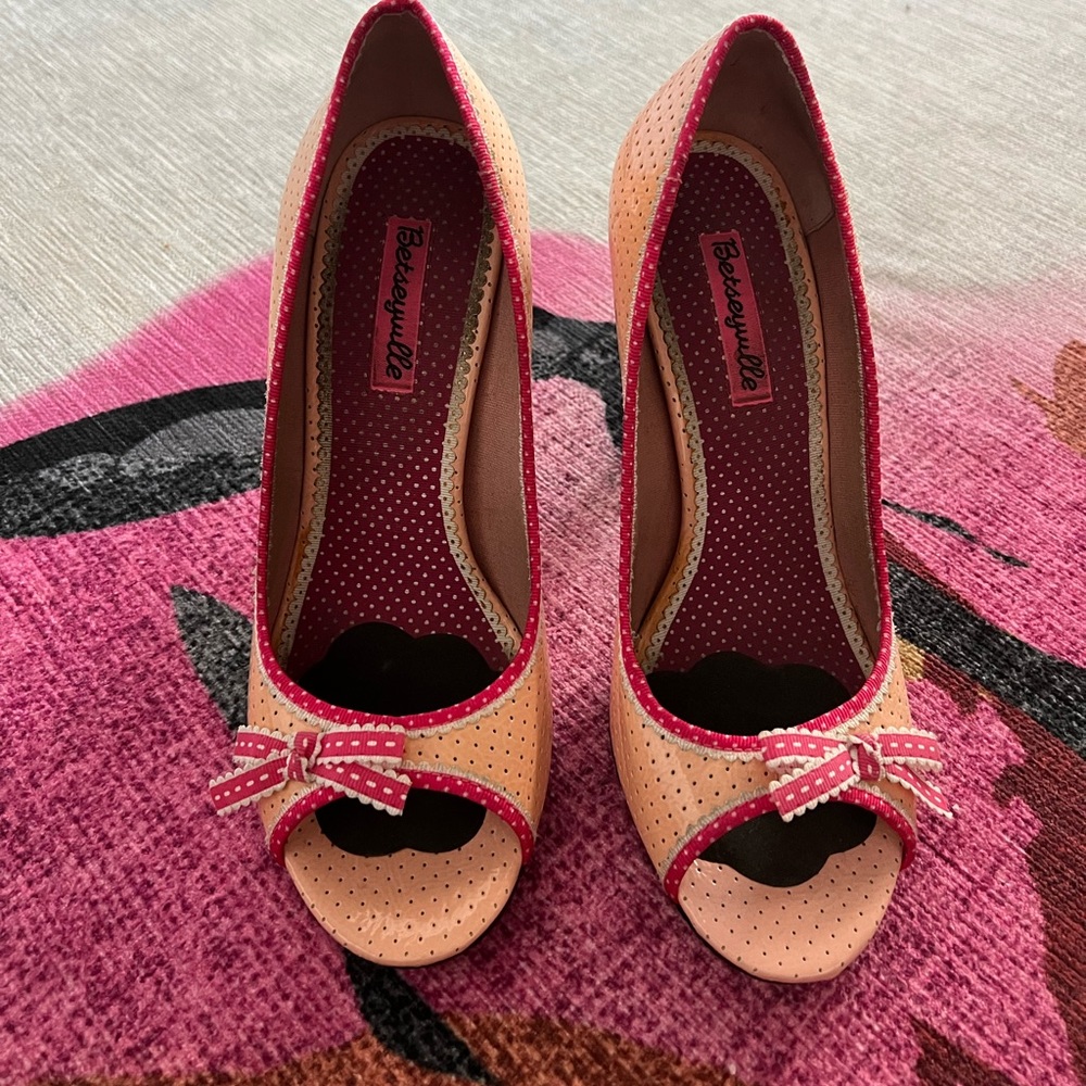 The cutest Betseyville pink heels